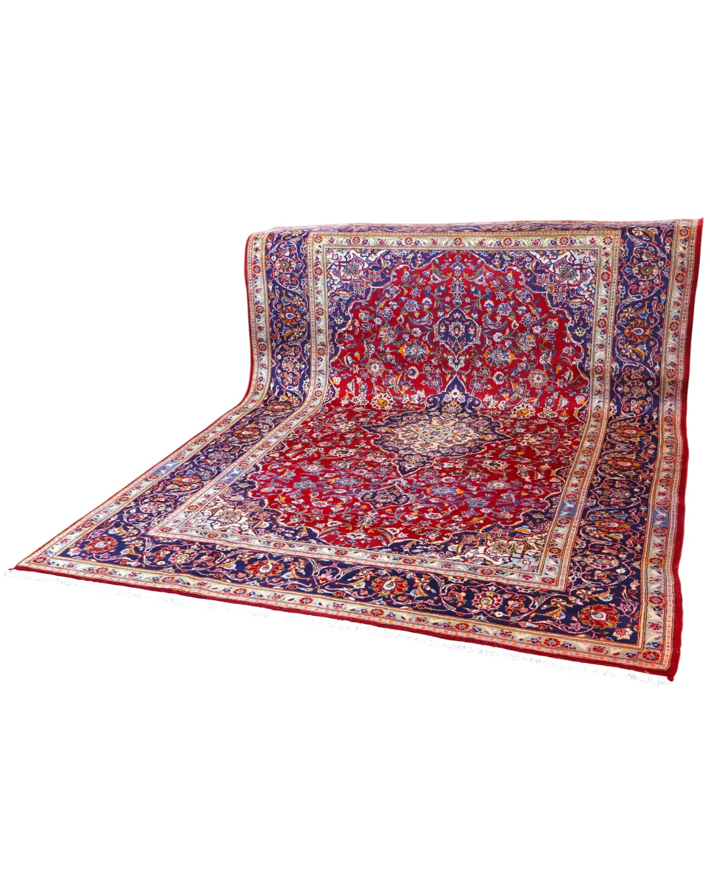 Tappeto persiano Kashan 238x247cm con fondo rosso, medaglione avorio e ricchi motivi floreali blu e oro.