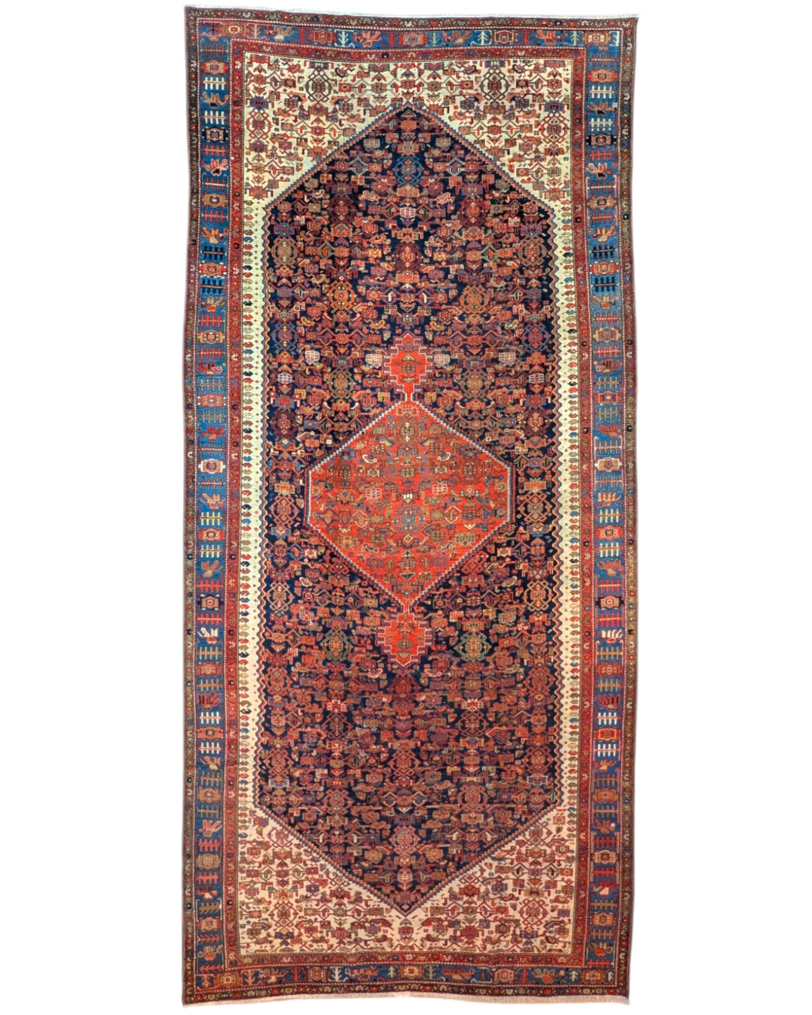 Tappeto persiano Malayer 390x297 cm, fondo blu con medaglione geometrico rosso, estremità avorio e cornice floreale, annodato a mano in lana vegetale.