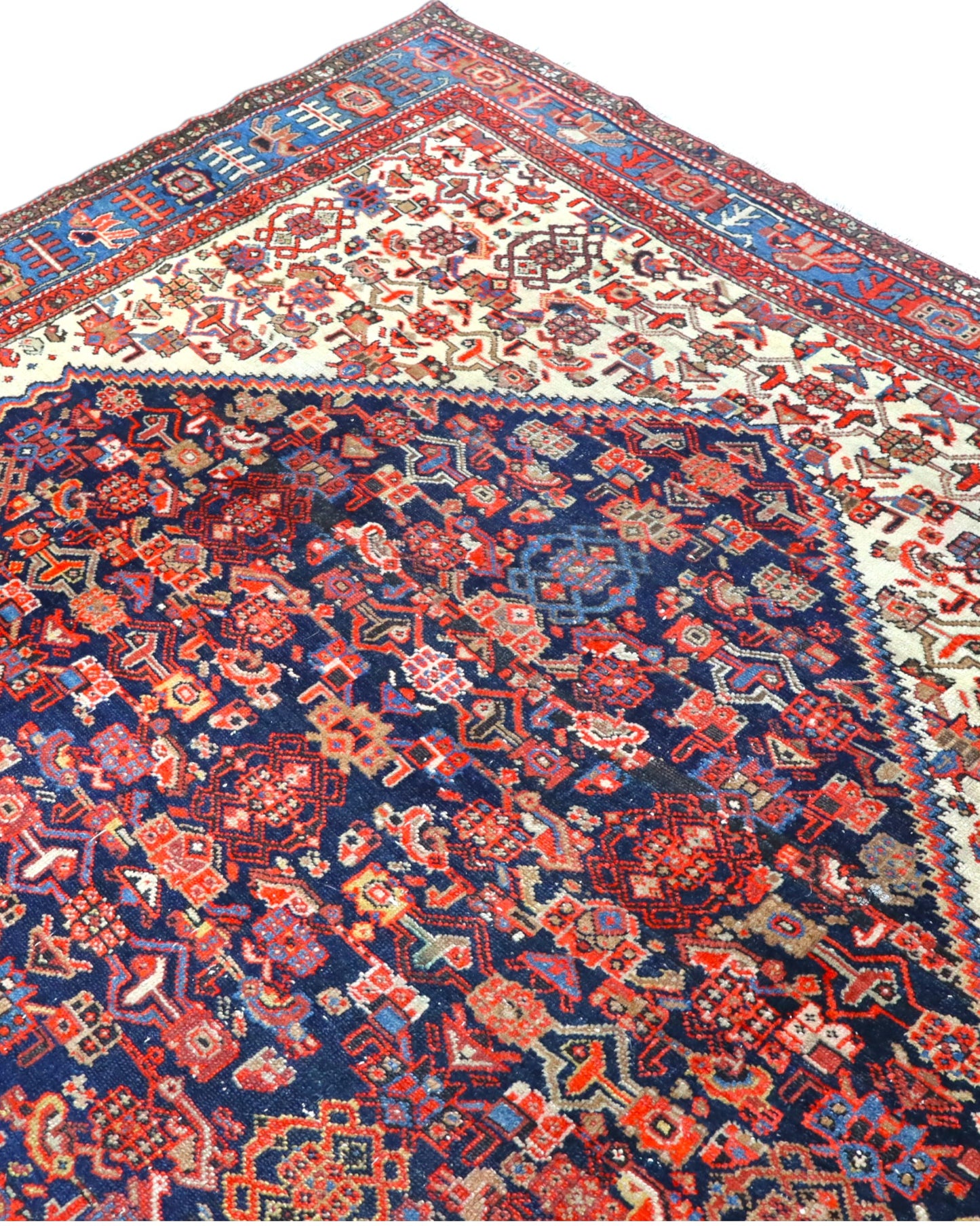 Tappeto persiano Malayer 390x297 cm, fondo blu con medaglione geometrico rosso, estremità avorio e cornice floreale, annodato a mano in lana vegetale.