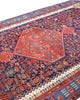 Tappeto persiano Malayer 390x297 cm, fondo blu con medaglione geometrico rosso, estremità avorio e cornice floreale, annodato a mano in lana vegetale.