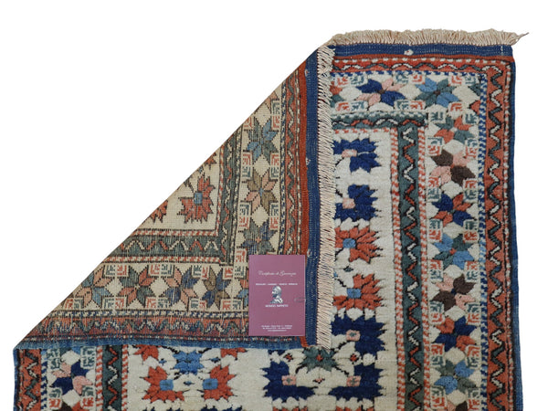 Tappeto Cucazo 135x95 cm, annodato a mano, lana pregiata, motivi geometrici policromi, artigianato caucasico.