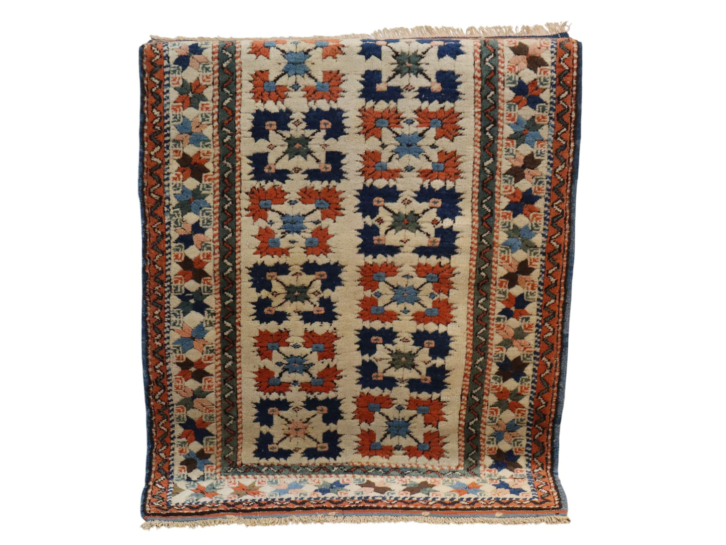 Tappeto Cucazo 135x95 cm, annodato a mano, lana pregiata, motivi geometrici policromi, artigianato caucasico.