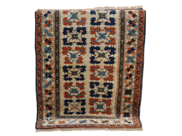 Tappeto Cucazo 135x95 cm, annodato a mano, lana pregiata, motivi geometrici policromi, artigianato caucasico.