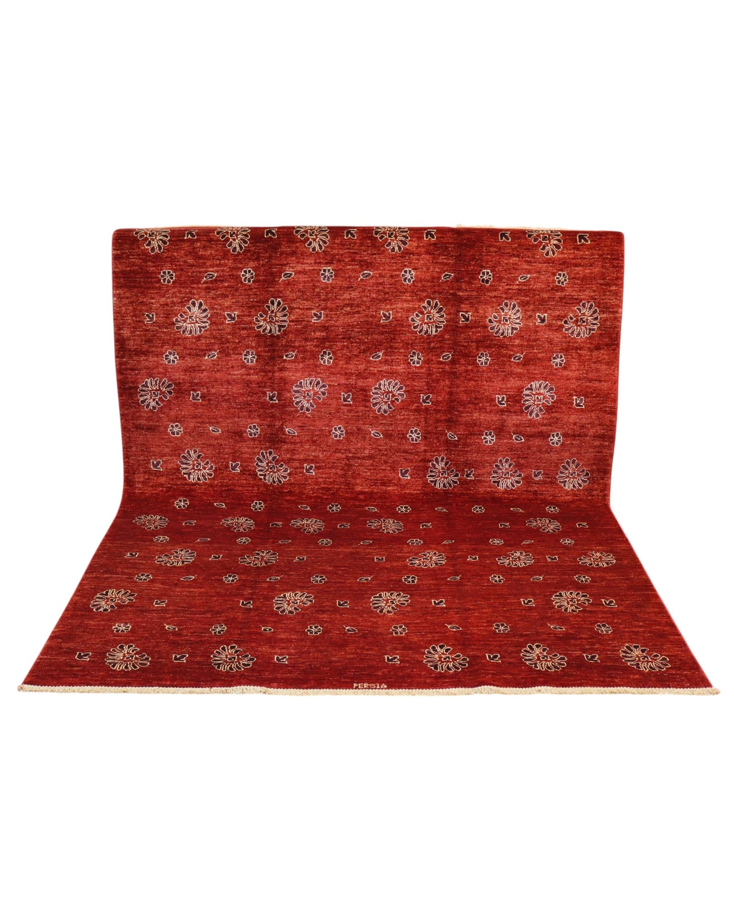 Tappeto “Rubino” di Darios 235x183 cm, annodato a mano, fondo rosso rubino con motivi floreali e foglie stilizzate beige, lana tinta vegetale, certificato incluso.