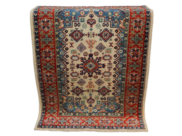 Tappeto Kazak 144x102 cm, annodato a mano, lana pregiata, medaglione geometrico e motivi floreali caucasici.
