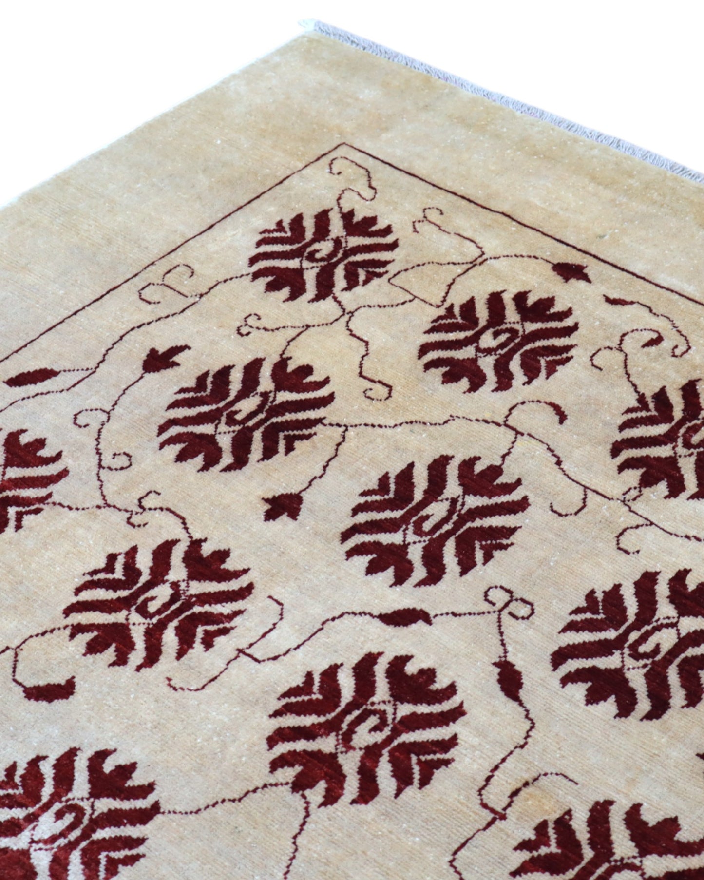 Tappeto Moderno persiano 273x167 cm con fondo avorio e motivi floreali rossi stilizzati, tramato ed annodato a mano.