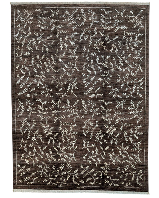 Tappeto moderno "Foglie di Darios" 230x170 cm con fondo marrone bruciato e foglie beige/crema, realizzato in lana annodata a mano e cotone resistente. Un'opera artigianale con colori vegetali.