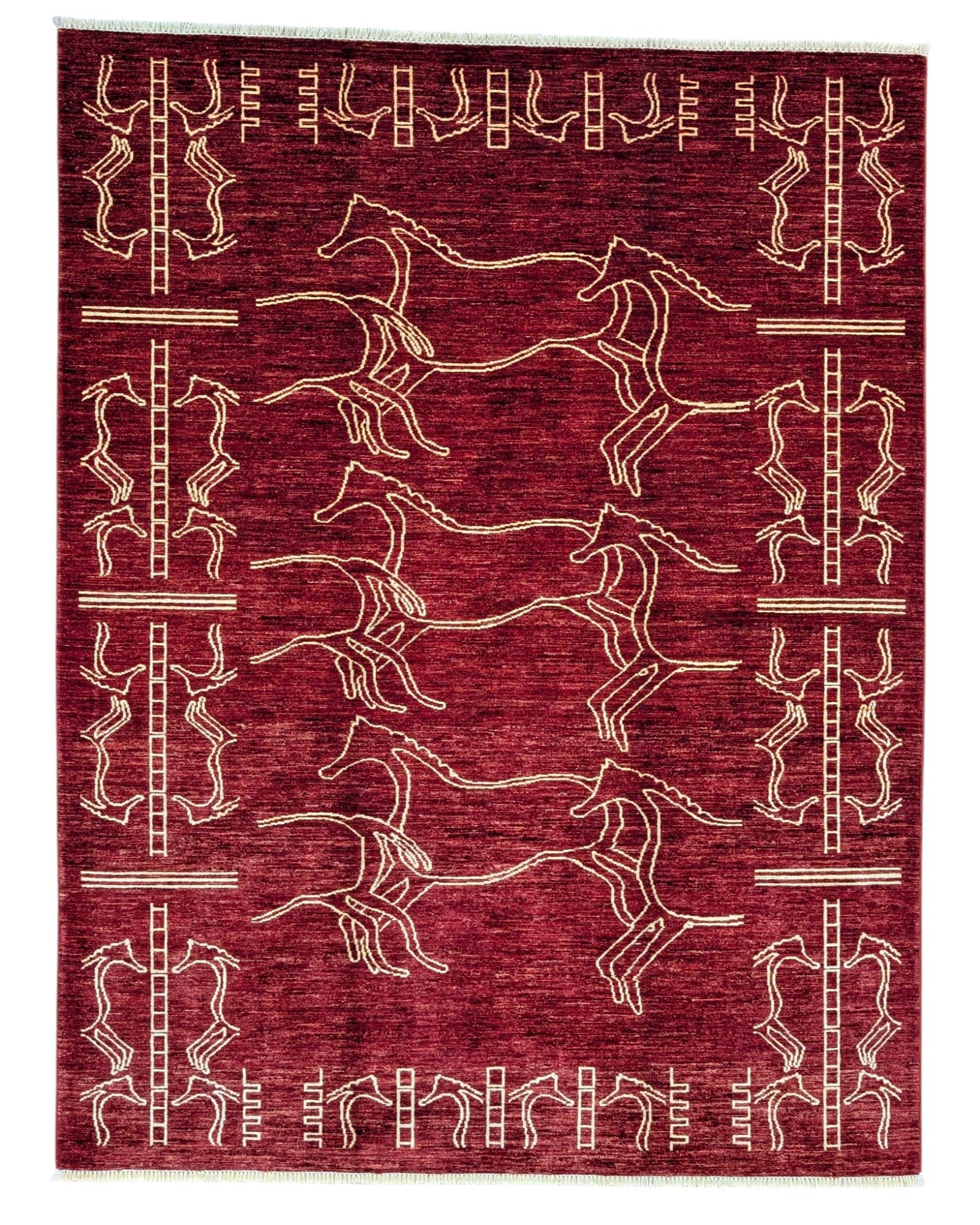 Tappeto moderno "Cavalli di Darios" 234x180 cm con fondo rosso/bordeaux e figure stilizzate di cavalli in corsa in colori chiari (ocra/beige).