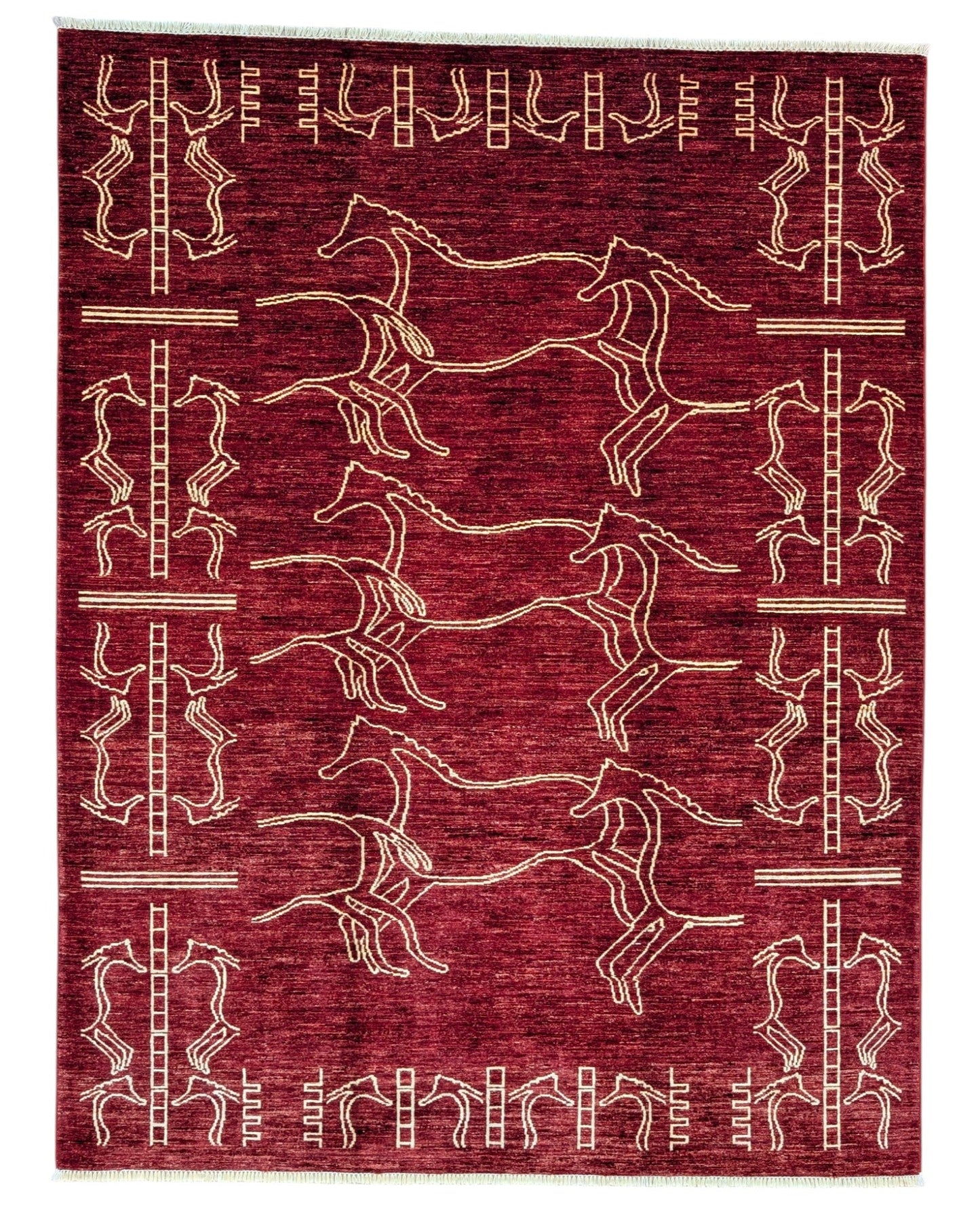 Tappeto moderno "Cavalli di Darios" 234x180 cm con fondo rosso/bordeaux e figure stilizzate di cavalli in corsa in colori chiari (ocra/beige).