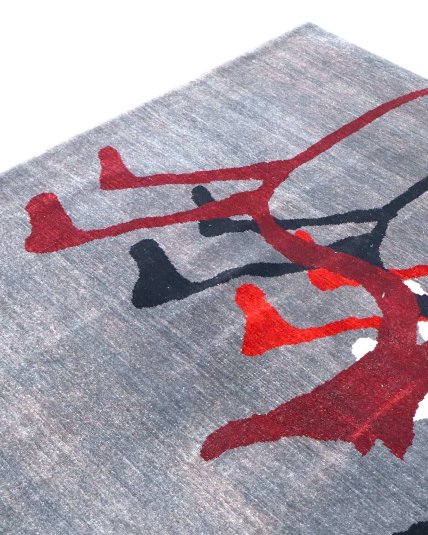 Tappeto Moderno persiano 293x200 cm con fondo grigio e motivi astratti in rosso, nero e avorio, tramato ed annodato a mano.