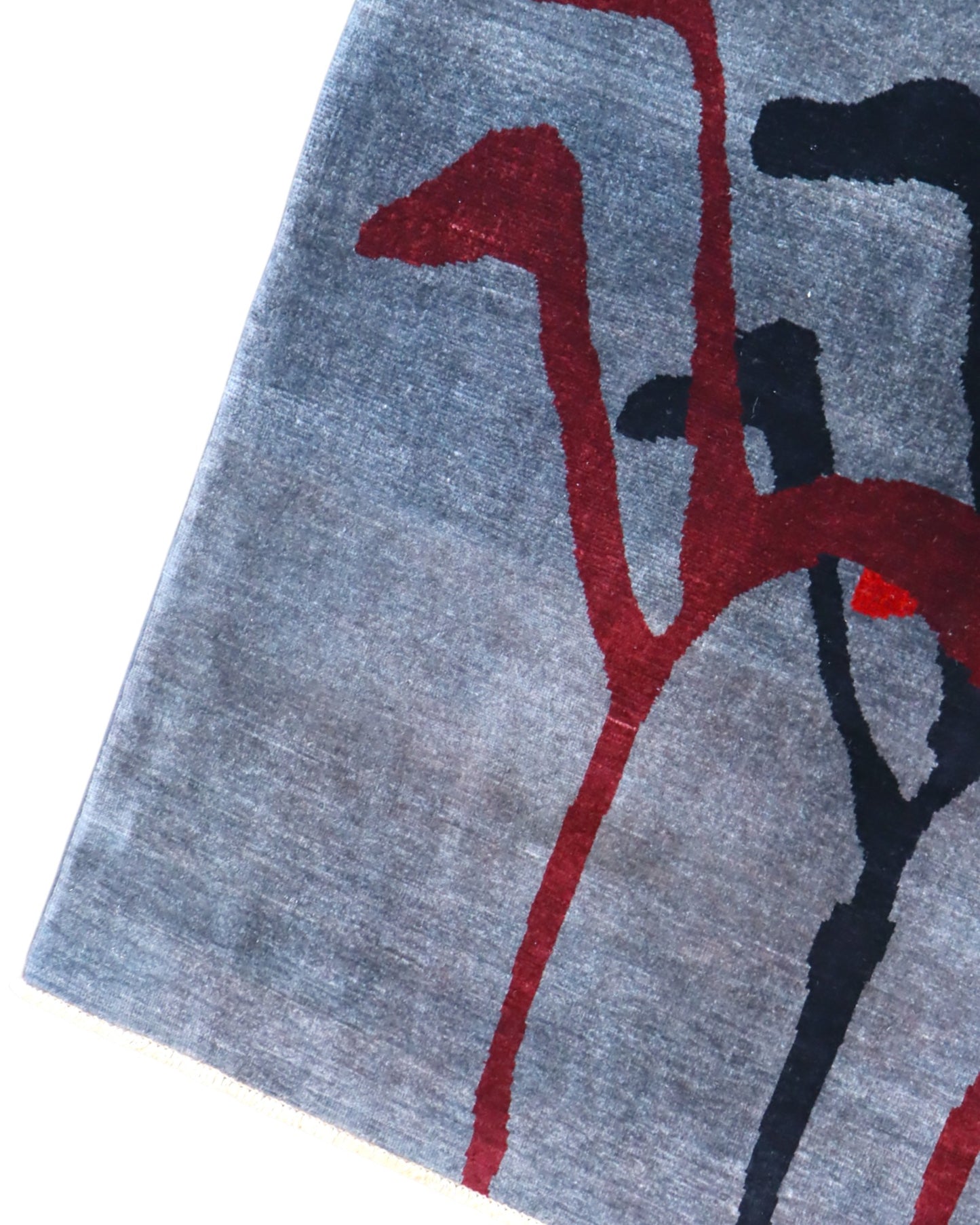 Tappeto Moderno persiano 293x200 cm con fondo grigio e motivi astratti in rosso, nero e avorio, tramato ed annodato a mano.