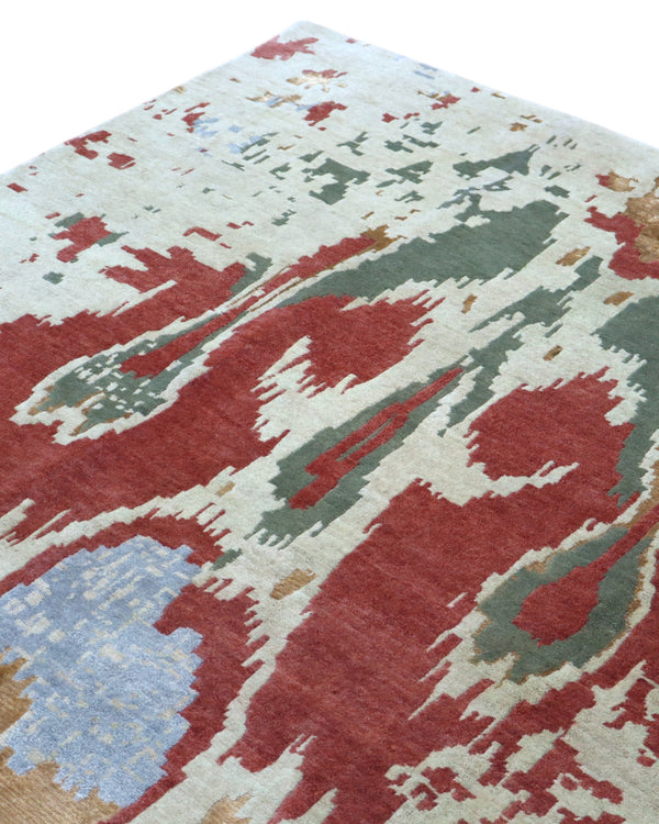Tappeto Moderno persiano 270x184 cm con fondo verde chiaro e motivi ikat in rosso, blu e verde scuro, tramato ed annodato a mano.
