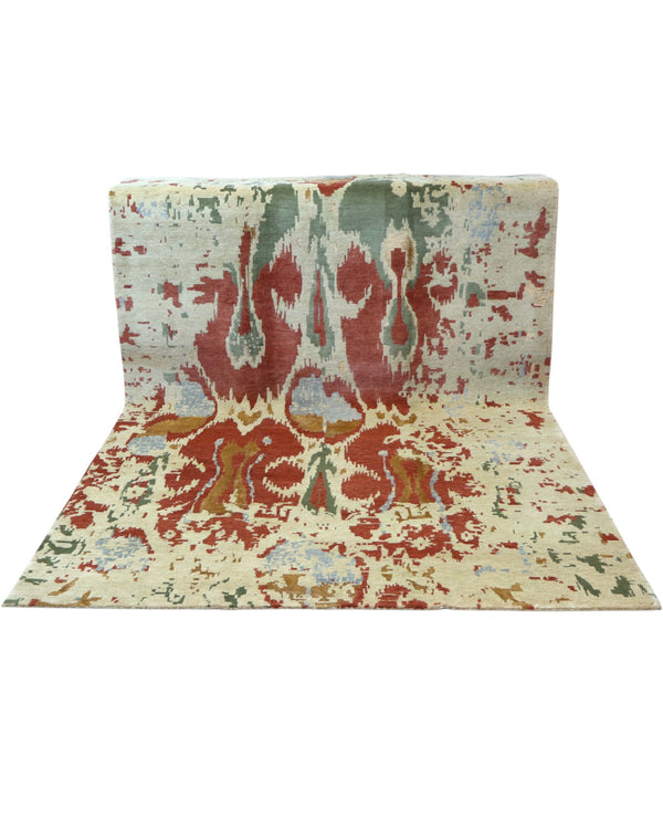 Tappeto Moderno persiano 270x184 cm con fondo verde chiaro e motivi ikat in rosso, blu e verde scuro, tramato ed annodato a mano.