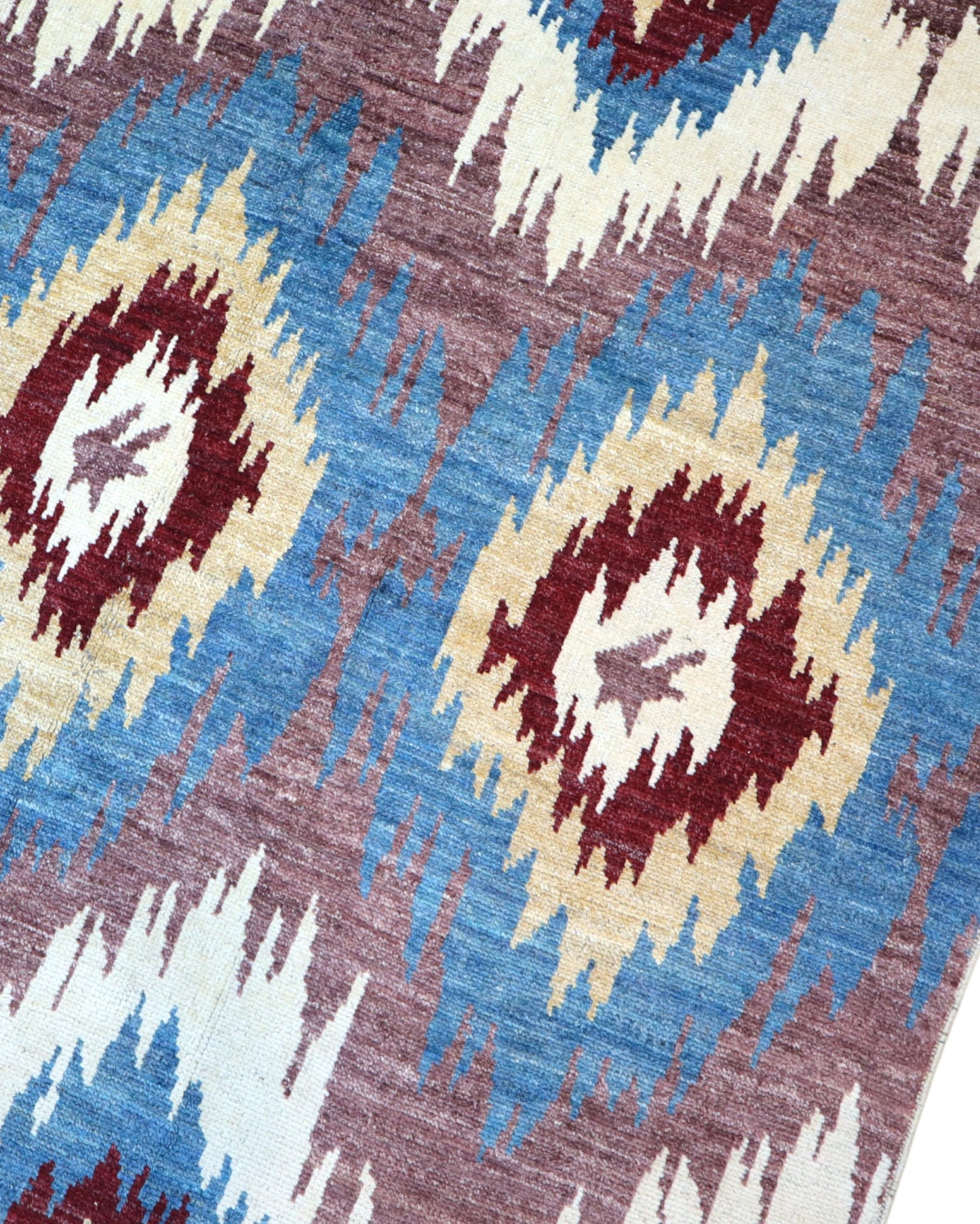 Tappeto Moderno Afghan 367x270 cm annodato a mano, rettangolare, in lana e cotone con colori vegetali, design geometrico su fondo multicolore.