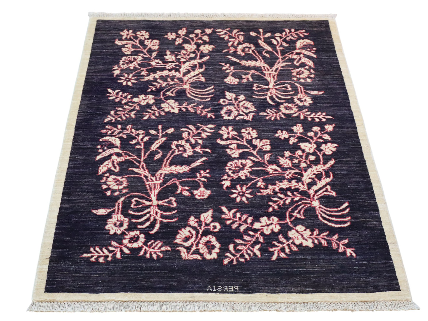 Tappeto moderno persiano 153x101 cm con fondo blu scuro e motivi floreali rosa annodati a mano.