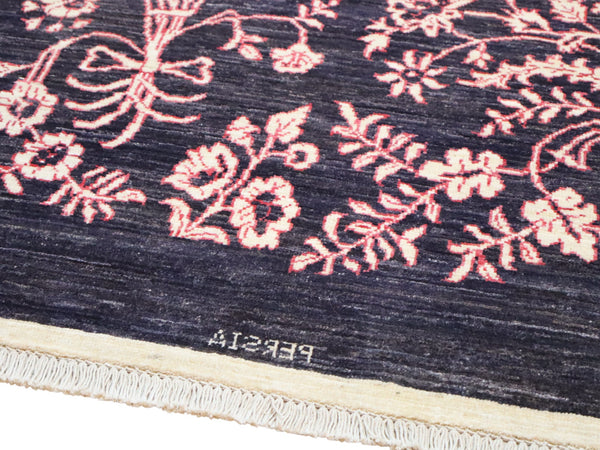 Tappeto moderno persiano 153x101 cm con fondo blu scuro e motivi floreali rosa annodati a mano.