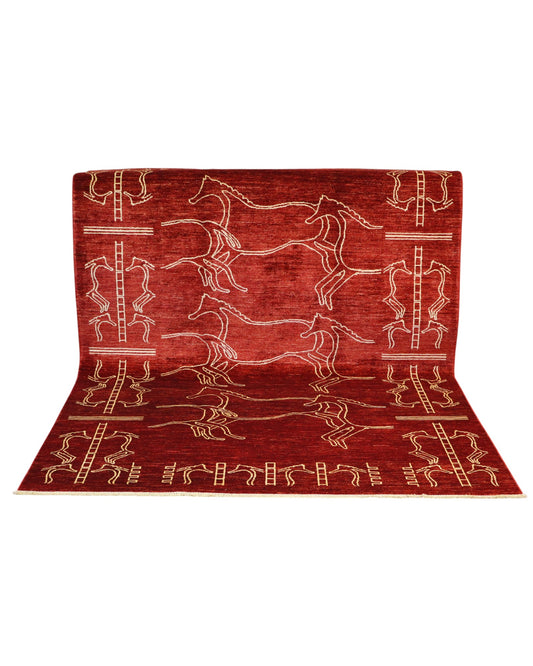 Tappeto "Cavalli di Darios" 234x180 cm, fondo rosso/bordeaux con figure stilizzate di cavalli in ocre/beige, annodato a mano con lana e cotone, certificato di autenticità incluso.