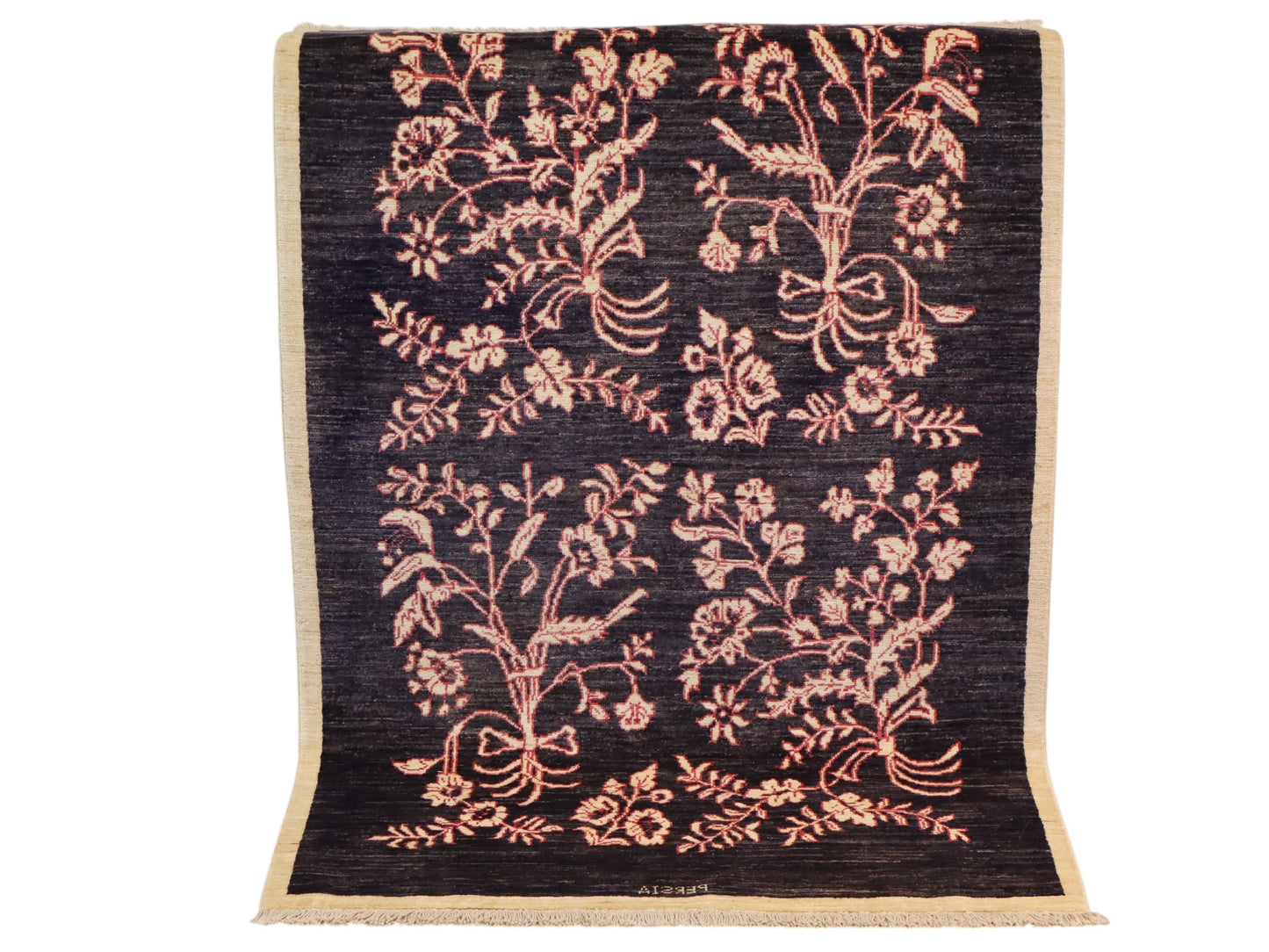 Tappeto moderno persiano 153x101 cm con fondo blu scuro e motivi floreali rosa annodati a mano.