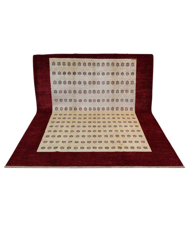 Tappeto moderno 278x197 cm Persia con bordo bordeaux e pannello centrale avorio a motivi geometrici, annodato a mano in lana naturale.