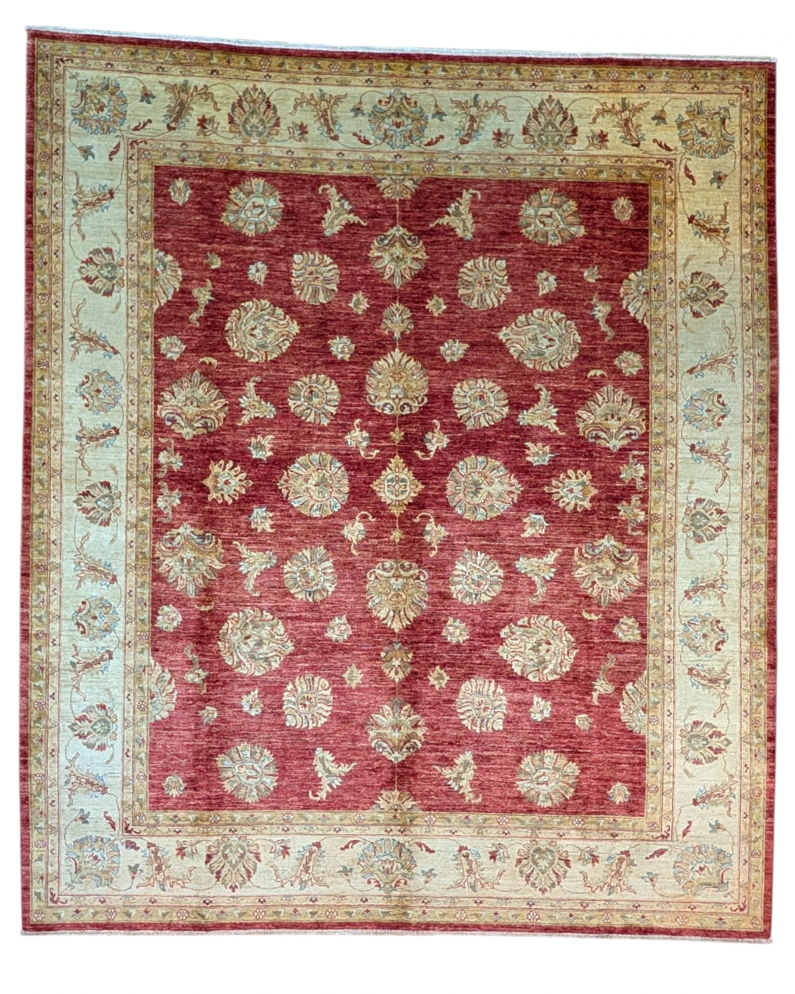 Tappeto Farahan 298x255 cm annodato a mano con motivi floreali su fondo rosso e bordura beige chiaro.