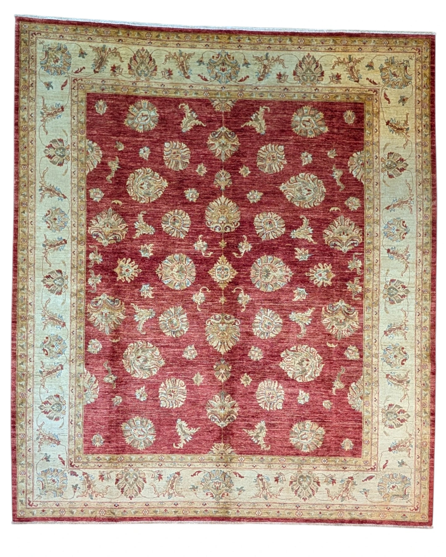 Tappeto Farahan 298x255 cm annodato a mano con motivi floreali su fondo rosso e bordura beige chiaro.