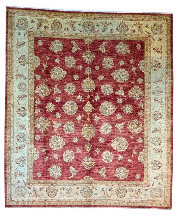 Tappeto Farahan 298x255 cm annodato a mano con motivi floreali su fondo rosso e bordura beige chiaro.