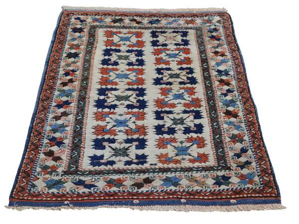 Tappeto Cucazo 135x95 cm, annodato a mano, lana pregiata, motivi geometrici policromi, artigianato caucasico.