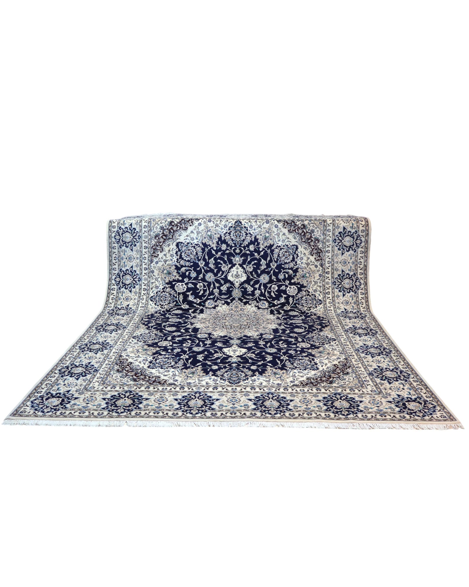 Tappeto persiano Nain 390x297 cm, fondo blu notte con medaglione centrale e motivi floreali avorio e azzurro, annodato a mano in lana vegetale.