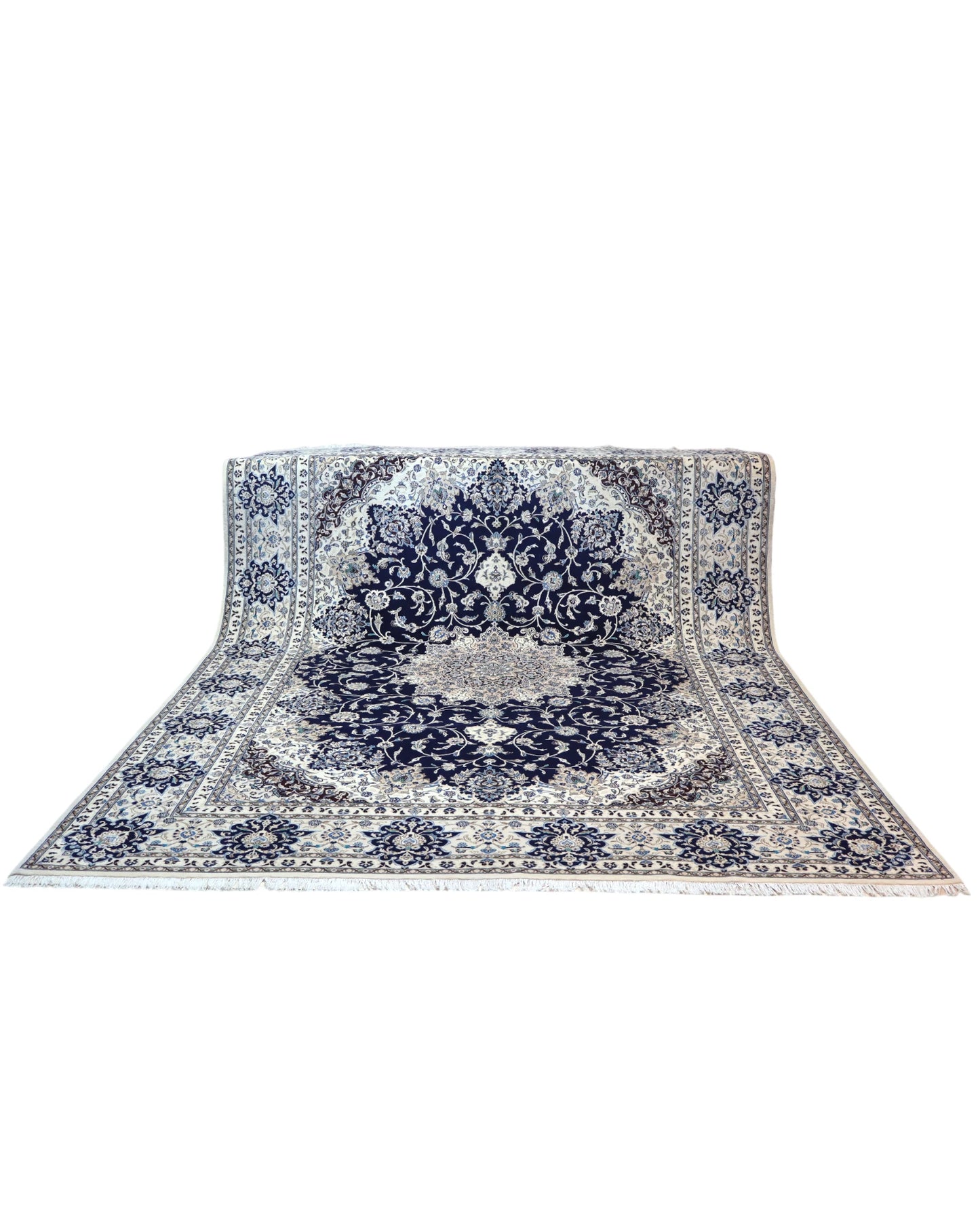 Tappeto persiano Nain 390x297 cm, fondo blu notte con medaglione centrale e motivi floreali avorio e azzurro, annodato a mano in lana vegetale.