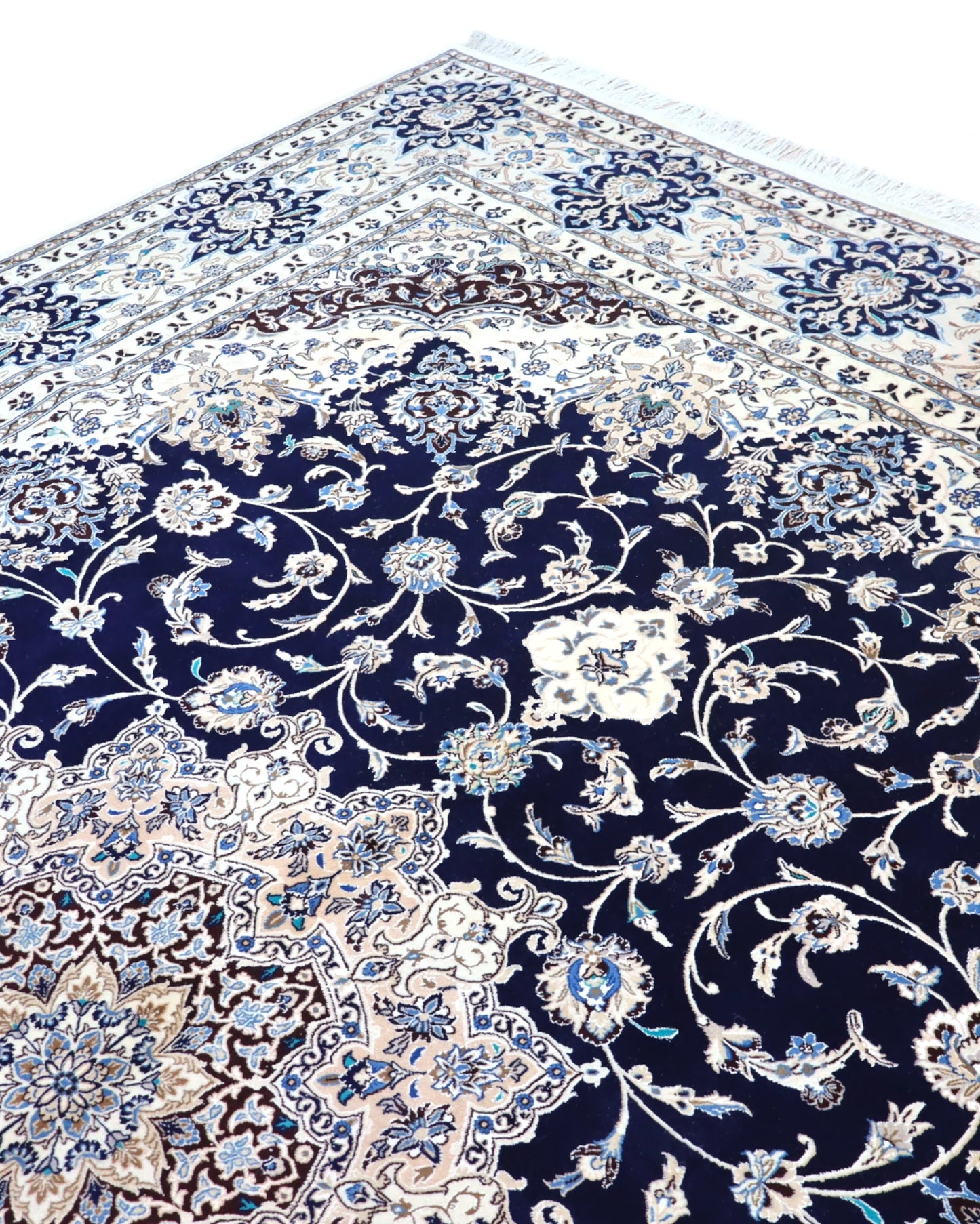 Tappeto persiano Nain 390x297 cm, fondo blu notte con medaglione centrale e motivi floreali avorio e azzurro, annodato a mano in lana vegetale.