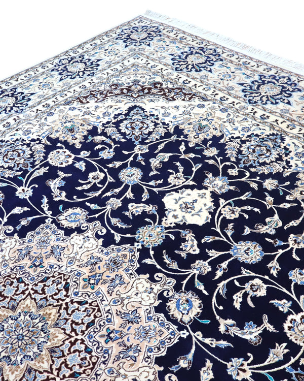 Tappeto persiano Nain 390x297 cm, fondo blu notte con medaglione centrale e motivi floreali avorio e azzurro, annodato a mano in lana vegetale.