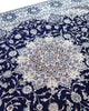 Tappeto persiano Nain 390x297 cm, fondo blu notte con medaglione centrale e motivi floreali avorio e azzurro, annodato a mano in lana vegetale.