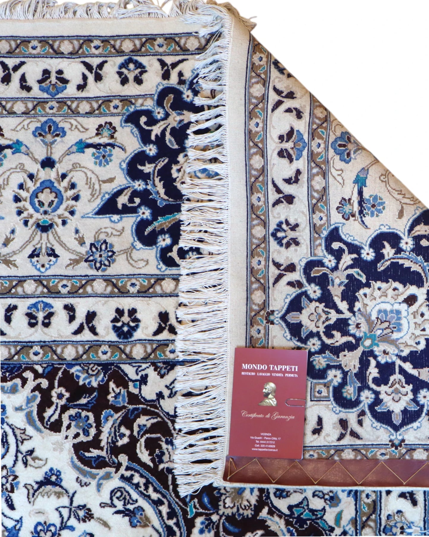 Tappeto persiano Nain 390x297 cm, fondo blu notte con medaglione centrale e motivi floreali avorio e azzurro, annodato a mano in lana vegetale.