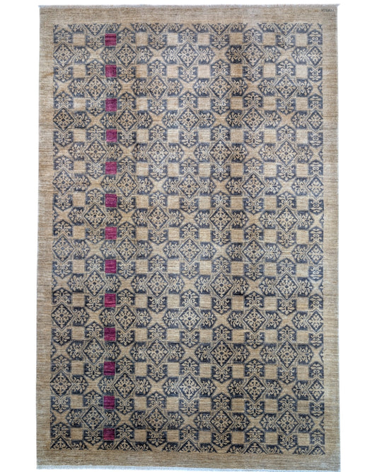 Tappeto Moderno persiano 313x206 cm con fondo beige neutro, motivi geometrici neri e dettagli fucsia, tramato ed annodato a mano.