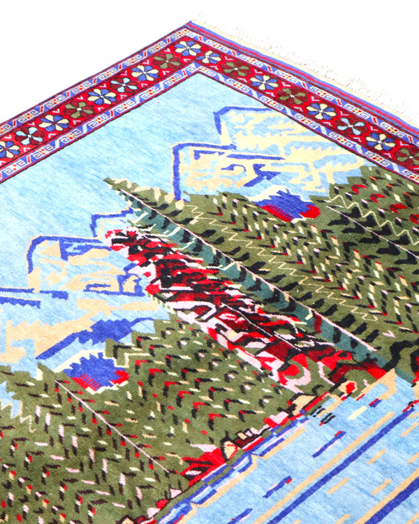 Tappeto Senneh persiano 167x134 cm, annodato a mano, con scena paesaggistica di villaggio, alberi, lago e montagne.