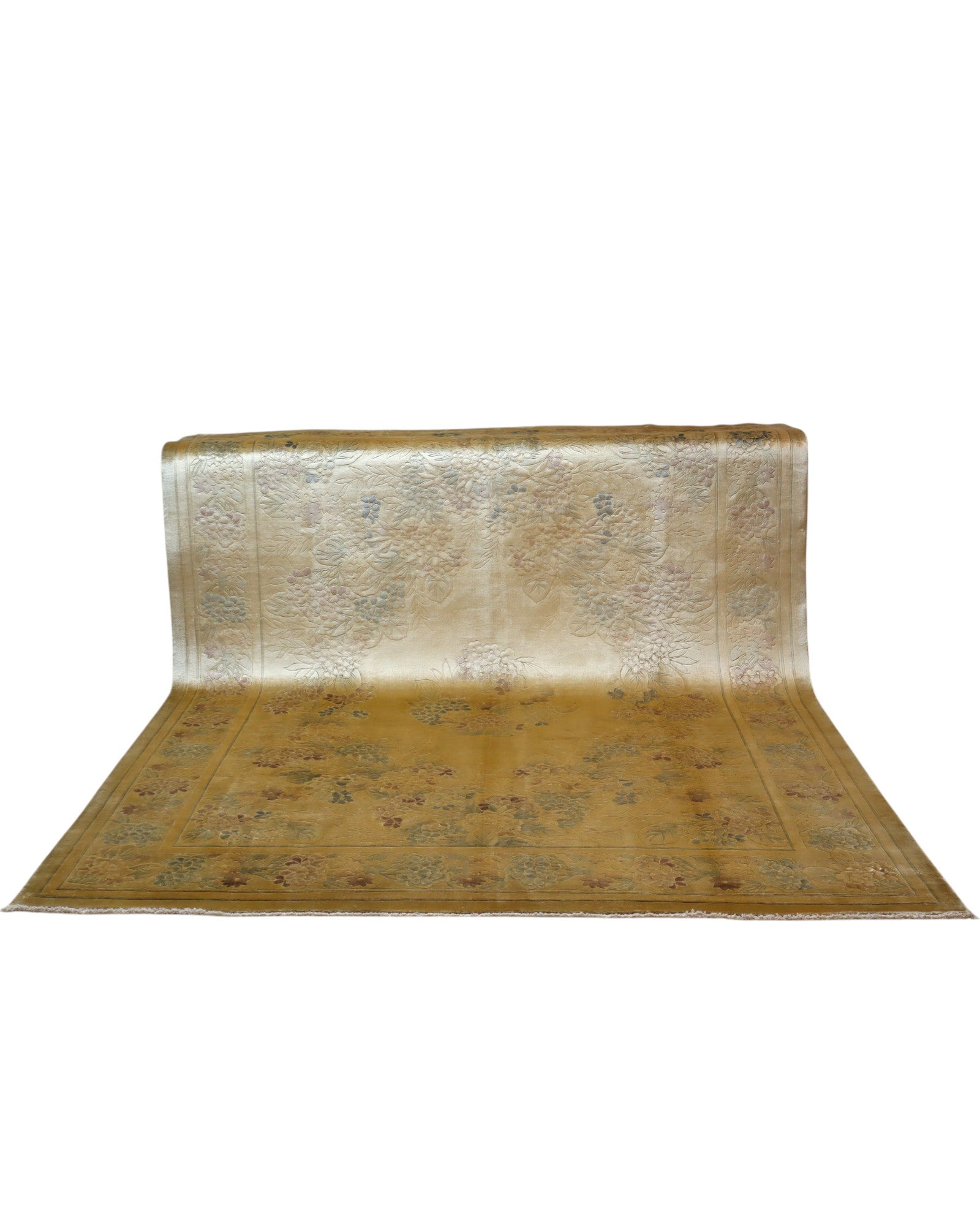 Tappeto in seta cinese 297x243 cm con fondo avorio e motivi floreali in tonalità pastello, tramato ed annodato a mano.