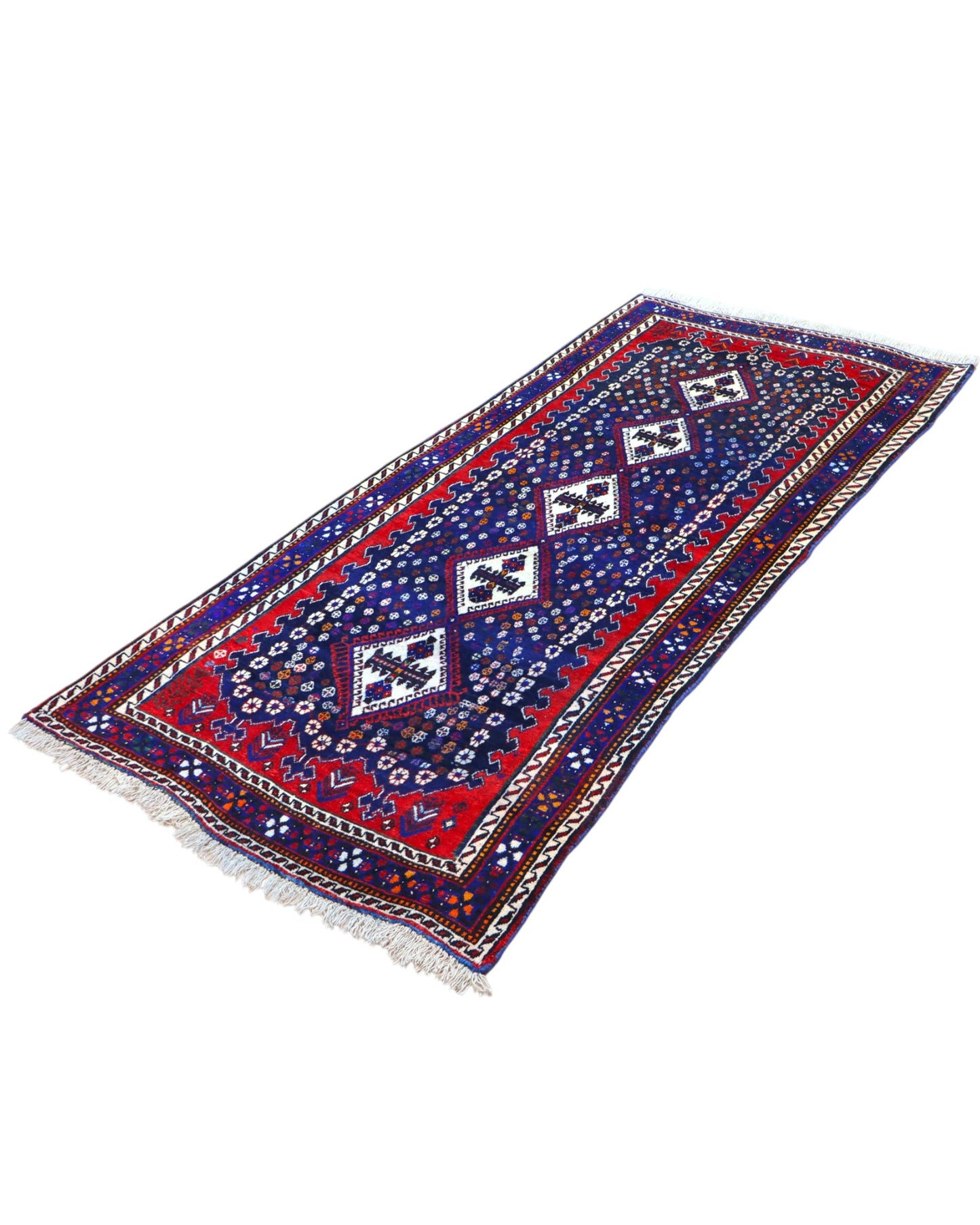 Tappeto Balucestan 215x100 cm annodato a mano, con sequenza di rombi centrali su fondo blu notte e bordi rosso granata.