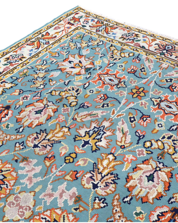 Tappeto Kilim Turco 290x200 cm con fondo azzurro, motivi floreali e geometrici multicolori, tramato ed annodato a mano.