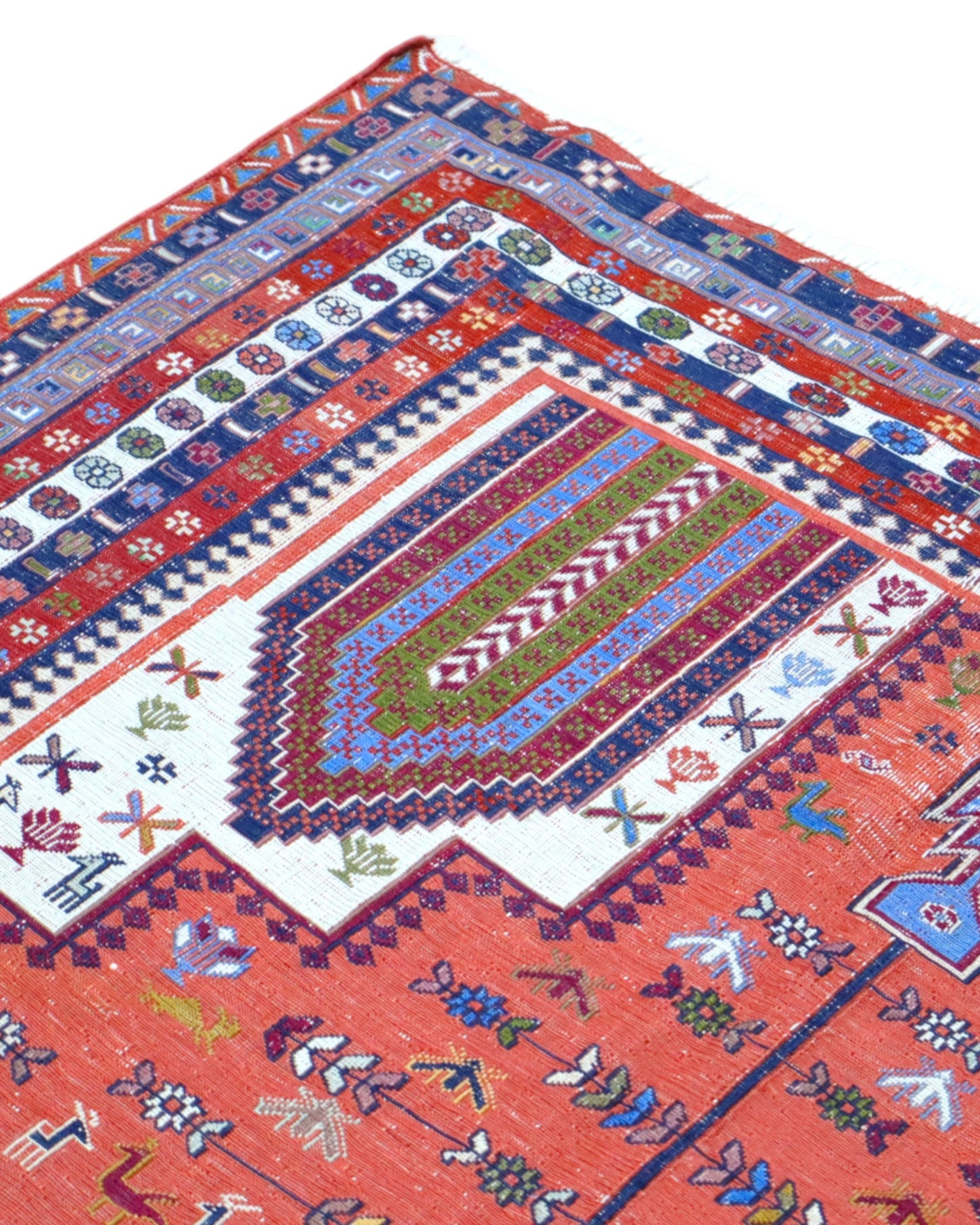 Tappeto Kilim 180x125 cm persiano tessuto a mano, con motivi geometrici tribali e medaglione centrale su fondo rosso mattone.