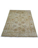 Tappeto Ziegler 185x120 cm annodato a mano con motivi floreali su fondo beige chiaro e bordura avorio.