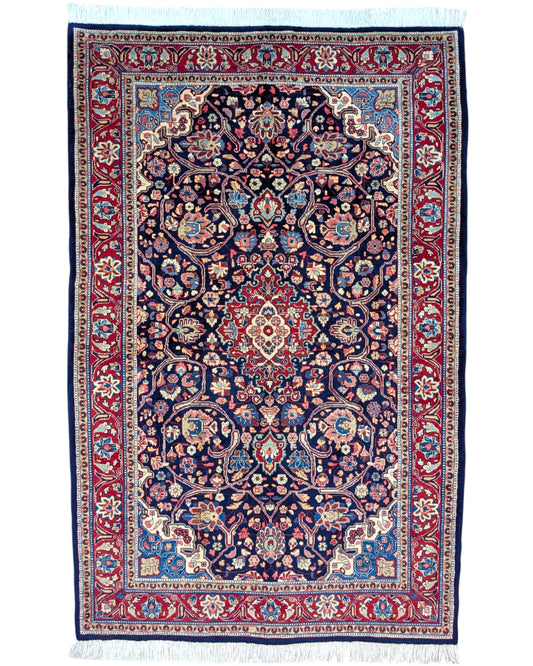 Tappeto Saruk, annodato a mano, 210 x 135 cm, fondo blu con disegno decorativo.