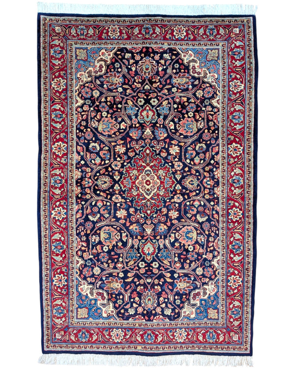 Tappeto Saruk, annodato a mano, 210 x 135 cm, fondo blu con disegno decorativo.