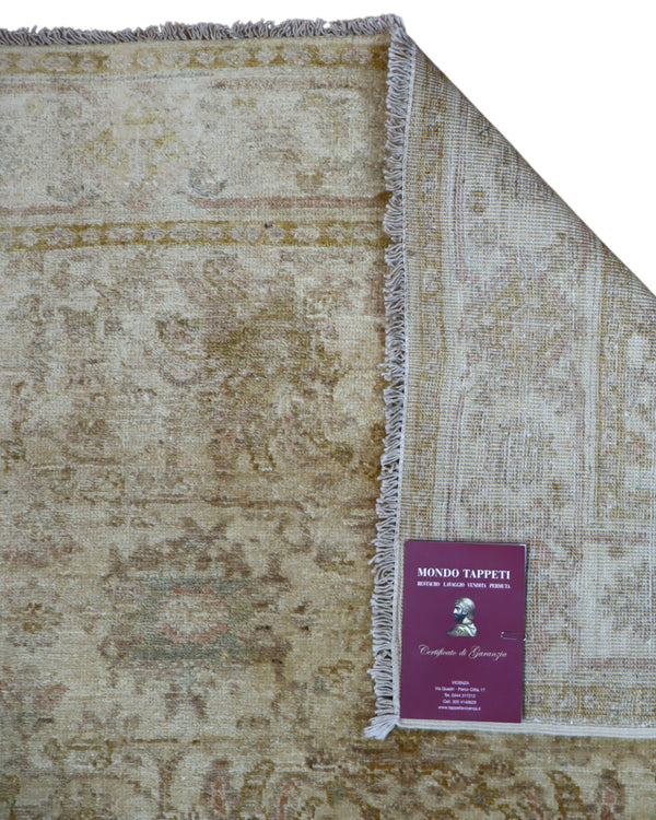 Tappeto Ziegler 185x120 cm annodato a mano con motivi floreali su fondo beige chiaro e bordura avorio.