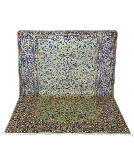 Tappeto Kashan, annodato a mano, 216 x 150 cm, fondo verde con disegno decorativo.