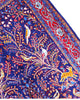 Tappeto Arak 210x126 cm persiano annodato a mano, con motivi floreali e animali su fondo blu intenso e cornice rossa decorata.