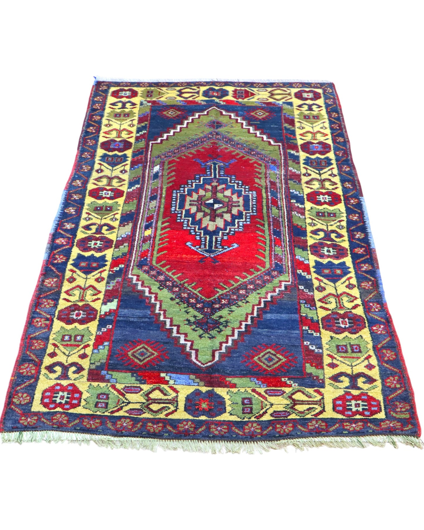 Tappeto Turco 179x103 cm, annodato a mano, con medaglione centrale geometrico rosso, motivi tribali e bordura gialla decorata.