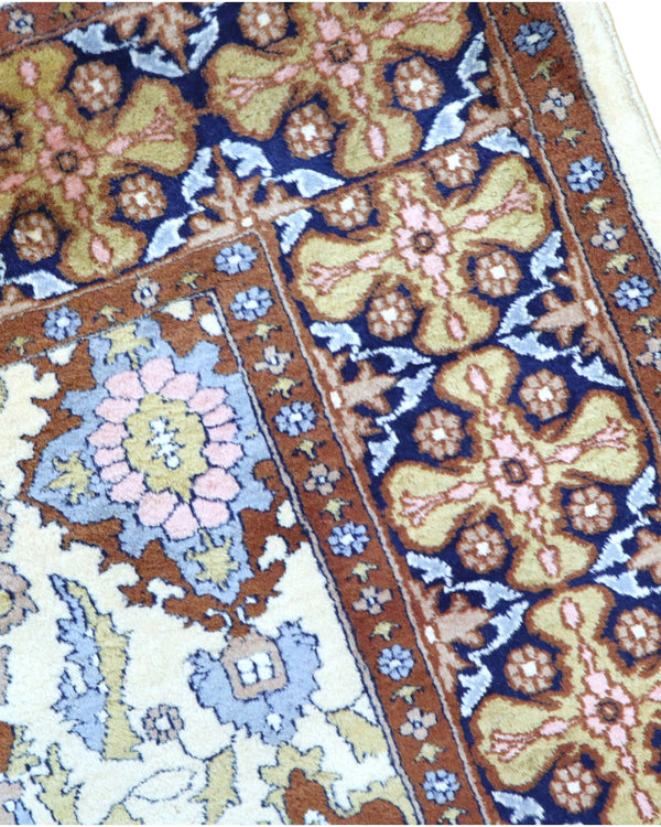 Tappeto Kashmir 159x130 cm in seta e lana, con motivi floreali su fondo avorio e cornice blu e oro, annodato a mano.