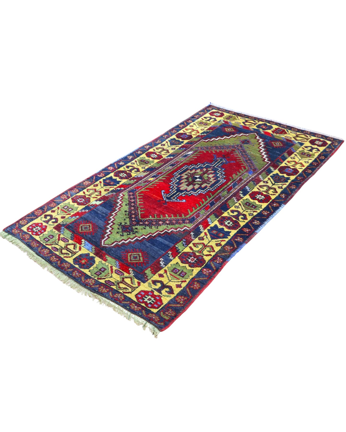 Tappeto Turco 179x103 cm, annodato a mano, con medaglione centrale geometrico rosso, motivi tribali e bordura gialla decorata.