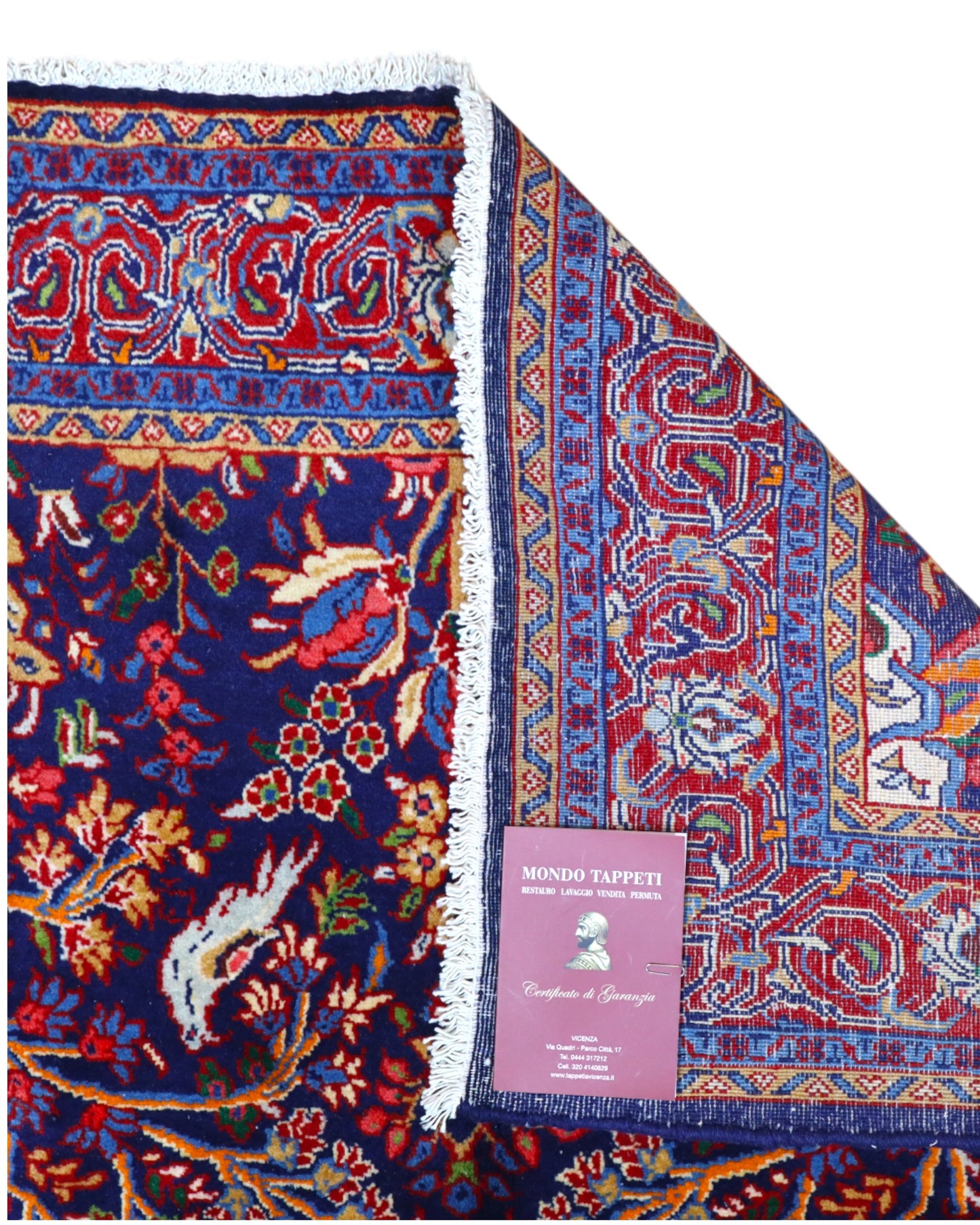 Tappeto Arak 210x126 cm persiano annodato a mano, con motivi floreali e animali su fondo blu intenso e cornice rossa decorata.