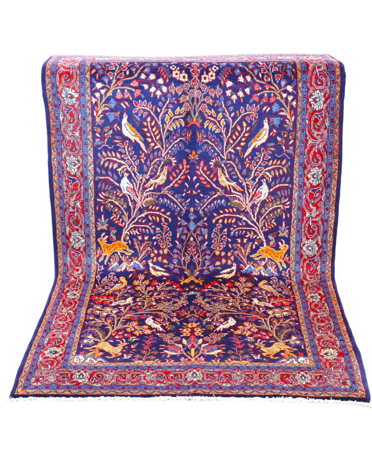 Tappeto Arak 210x126 cm persiano annodato a mano, con motivi floreali e animali su fondo blu intenso e cornice rossa decorata.